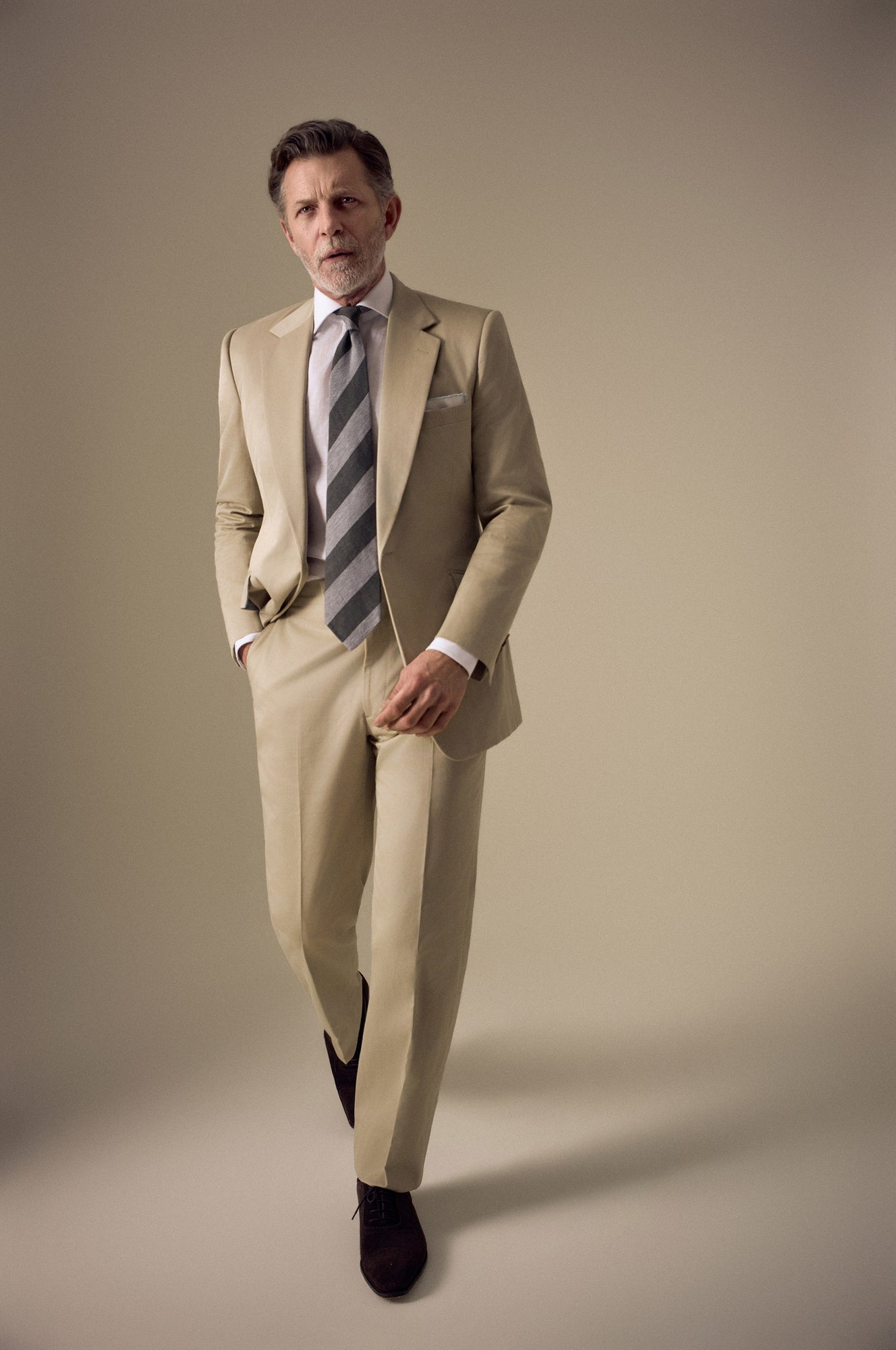 Model wearing the Huntsman sand cotton single breasted suit from the Spring-Summer 2026 ready-to-wear collection